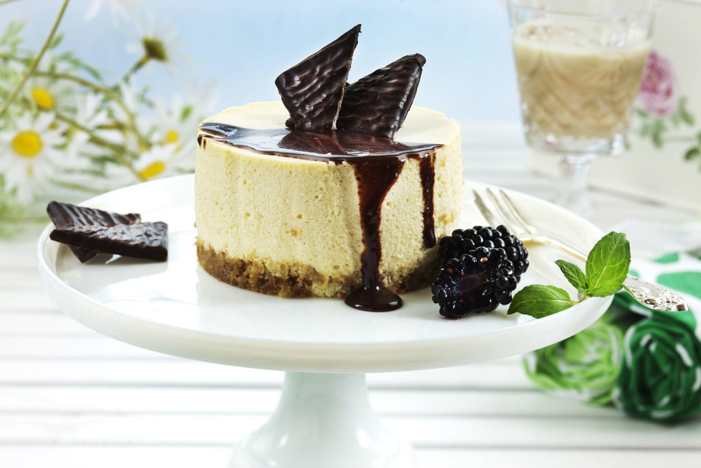 Luksuriøs ostekake med Baileys, After Eight, kaffe og mascarponeost! Og sjokoladesaus. Ostekake med utrolig lekker smakssammensetning!