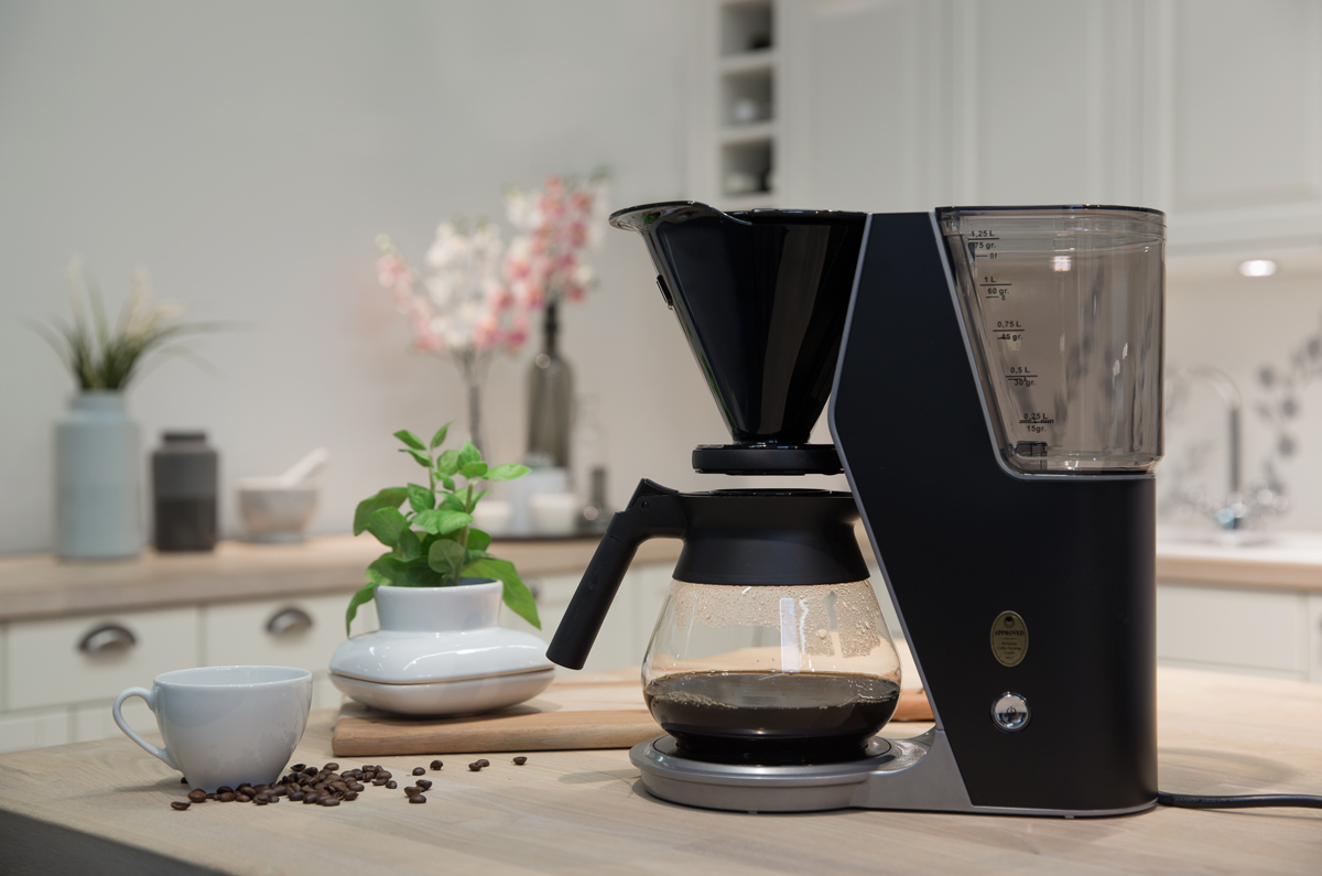 Nyt favorittkaffen din hver eneste dag med den stilige kaffetrakteren ILOU Premium.