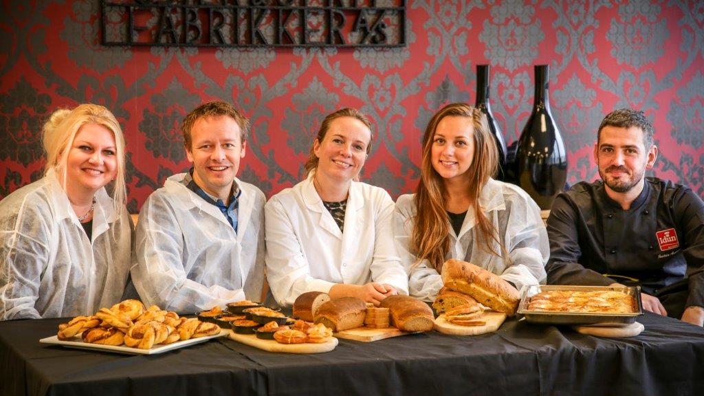 Juryen. Fra venstre: Kristine Ilstad som står bak bakebloggen Detsoteliv.no, Christopher Sjuve, redaktør for Klikk Mat, Monica Langeland fra Idun, Hanna Sundquist i Bakelyst og Jostein Ausland, baker i Idun. Foto: Erik Hannemann
