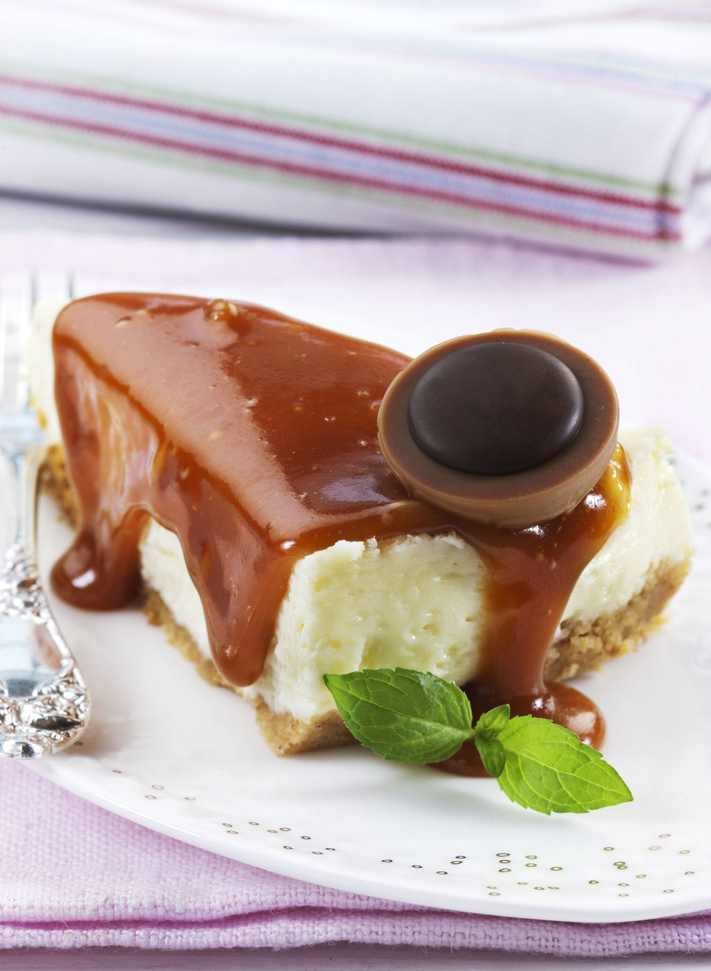 Ostekake med rennende, hjemmelaget karamellsaus! Og Toffifee! Ostekakefyllet inneholder macarponeost i tillegg til vanlig kremost.