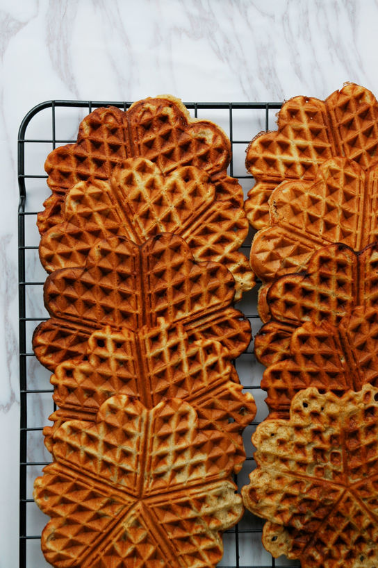Vafler som er litt sprø i kantene, myke inni og krydret med kanel, kardemomme og vanilje. Disse vaflene er vidunderlig smakfulle, uten å være for søte. Nam!