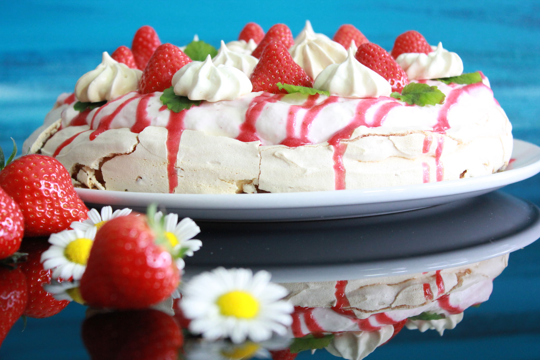 Pavlova med brunost og jordbær