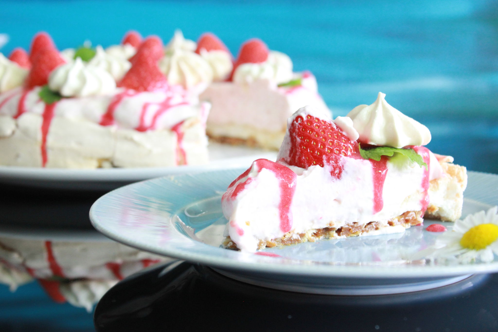Pavlova med brunost og jordbær