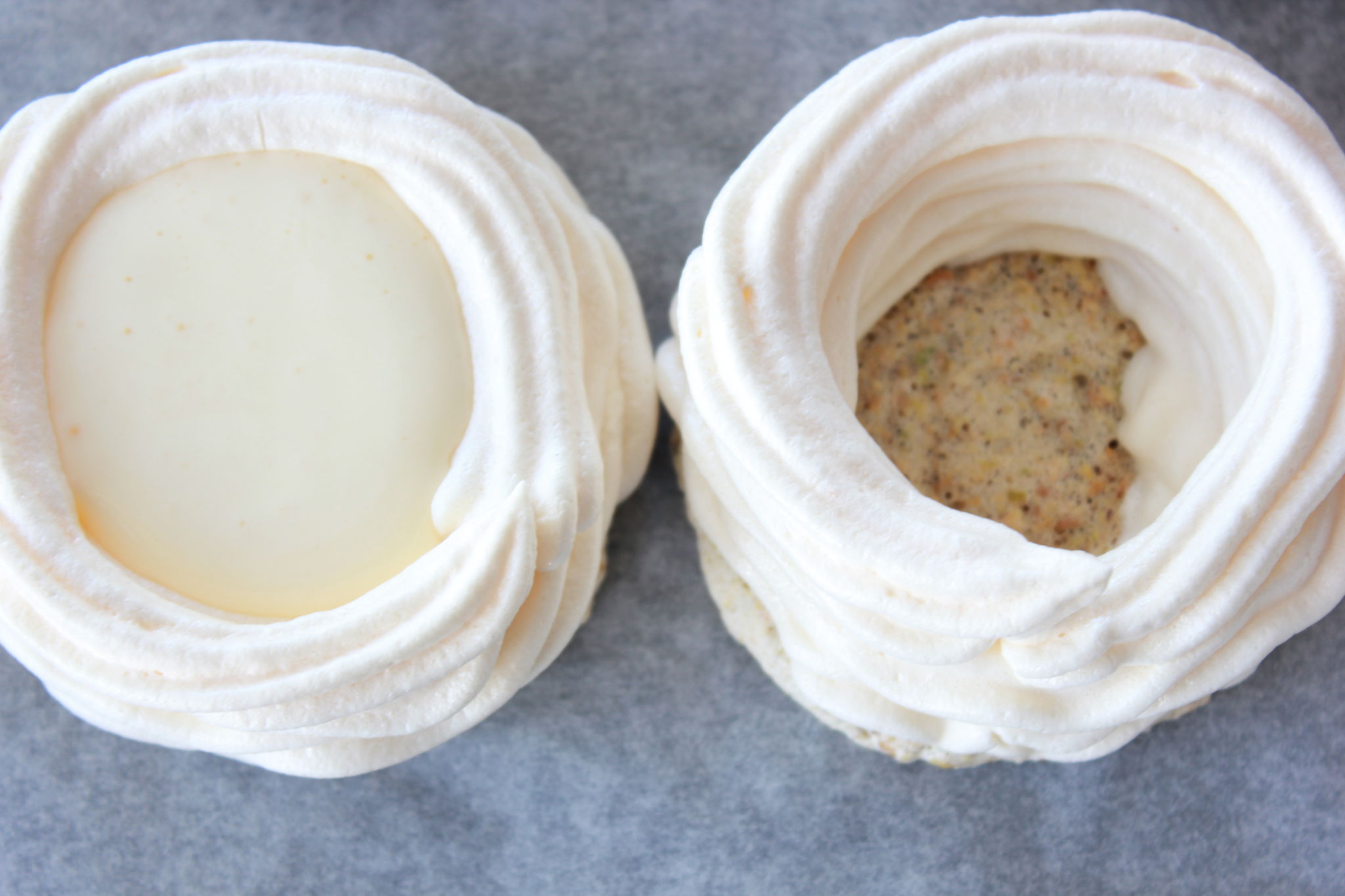 Marengsrede med pistasjbunn fyllt med ostemousse og bær