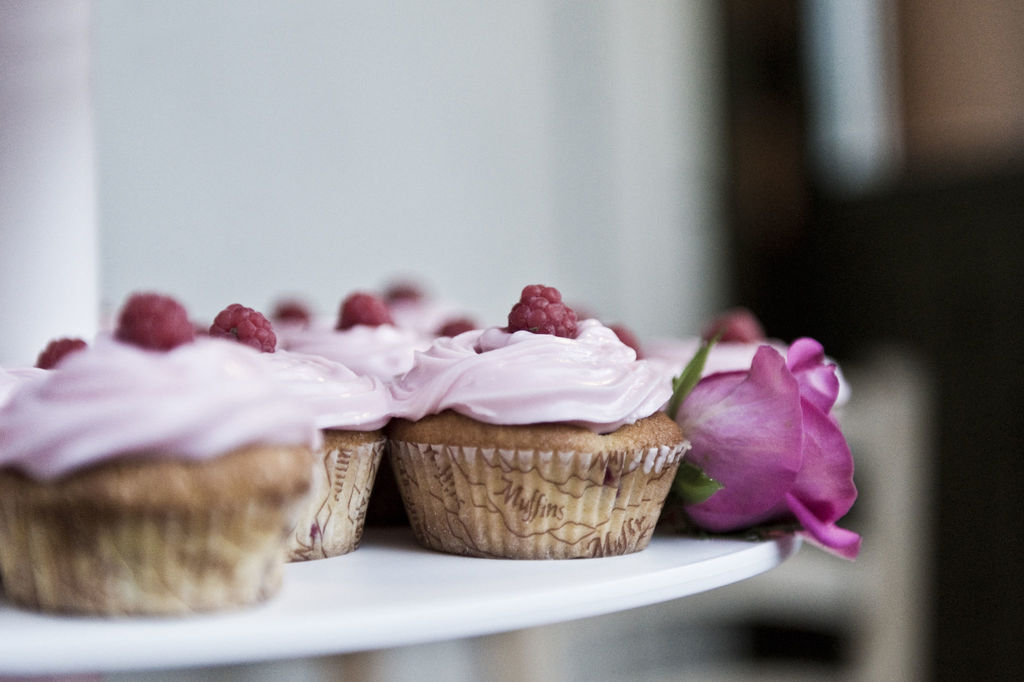 Disse gode bringebær-cupcakene vil friste enhver, og med Bamix Baking sin stavmikser får du det perfekte resultatet. Foto: iStock