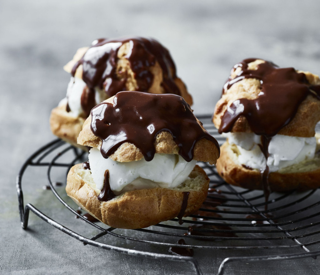 Disse luftige vannbakkelsene er den perfekte desserten etter en god middag, og med ActiFry fra OBH Nordica blir vannbakkels-bakingen en lek.