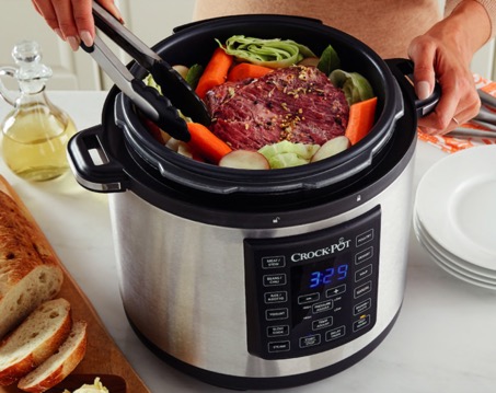 MATEN LAGER SEG SELV: Legg grønnsaker, kjøtt, væske eller annet i Crock-Pot'en på morgenen, så tar maskinen hånd om tilberedningen etter tidsinnstillingene du har gjort. FOTO: Produsenten
